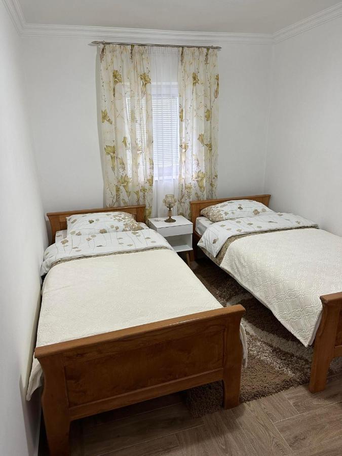 Apartmani Emily & Jully Niksic Ngoại thất bức ảnh