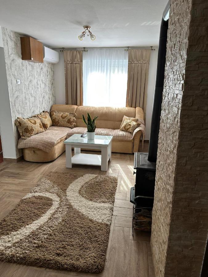 Apartmani Emily & Jully Niksic Ngoại thất bức ảnh