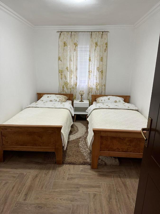 Apartmani Emily & Jully Niksic Ngoại thất bức ảnh