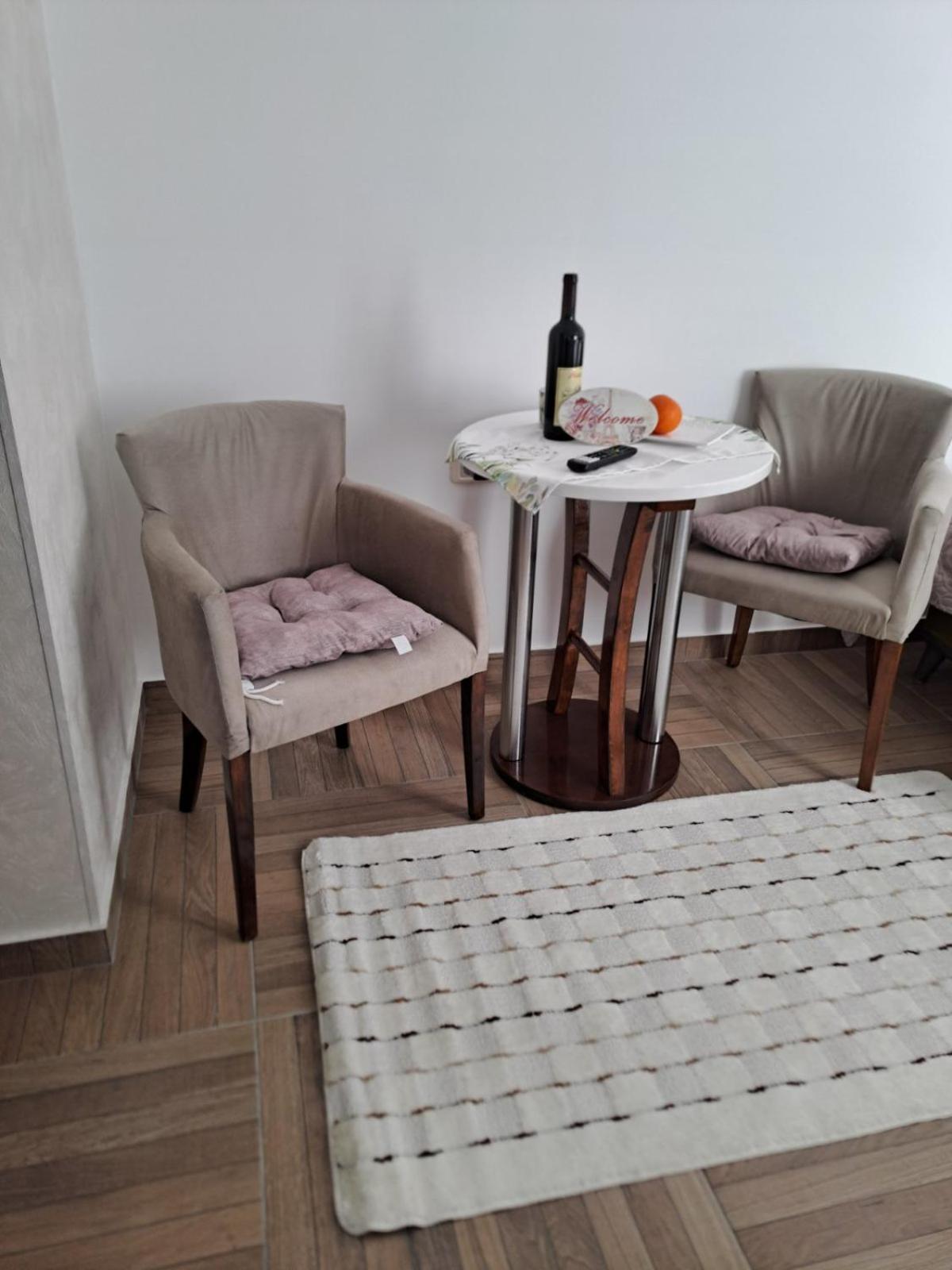 Apartmani Emily & Jully Niksic Ngoại thất bức ảnh