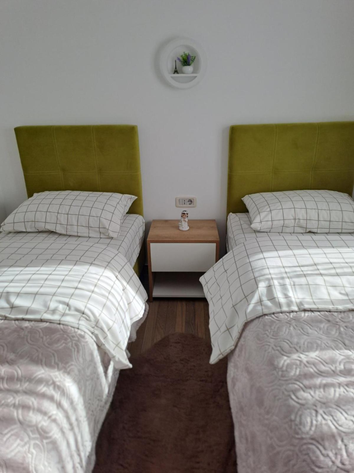 Apartmani Emily & Jully Niksic Ngoại thất bức ảnh