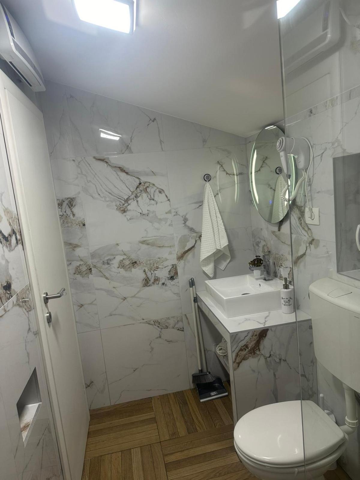 Apartmani Emily & Jully Niksic Ngoại thất bức ảnh