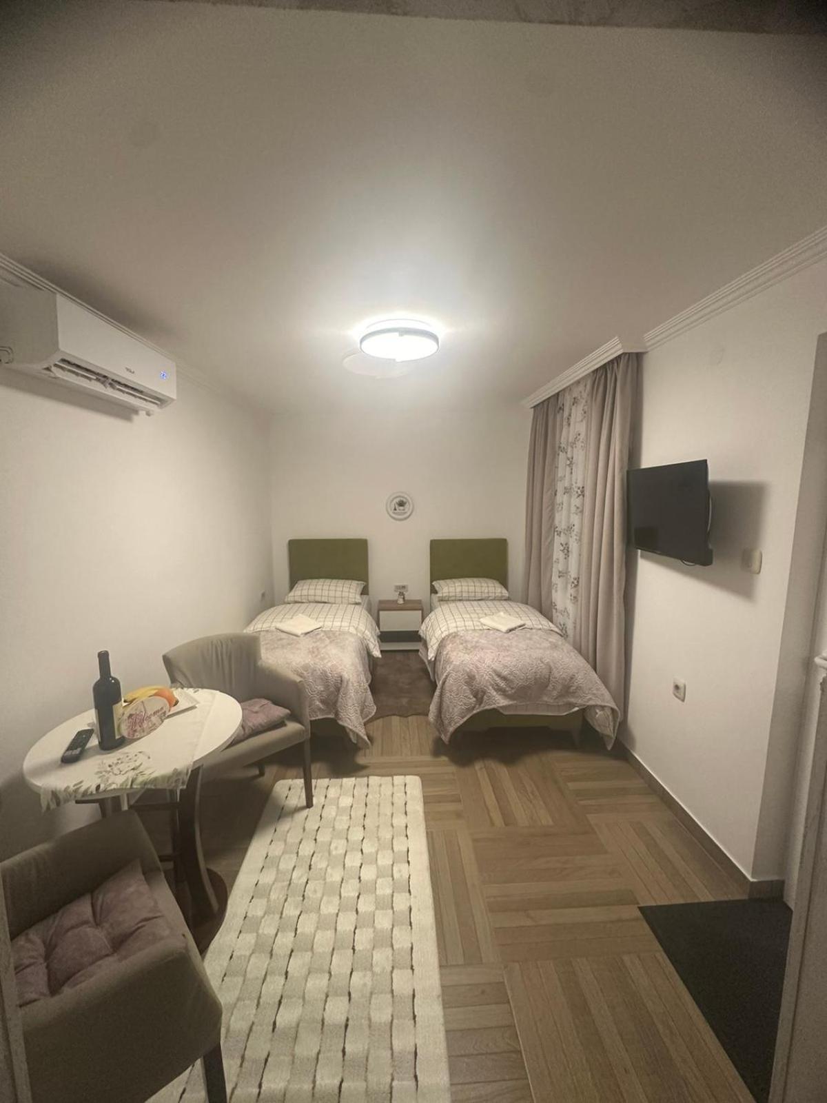 Apartmani Emily & Jully Niksic Ngoại thất bức ảnh